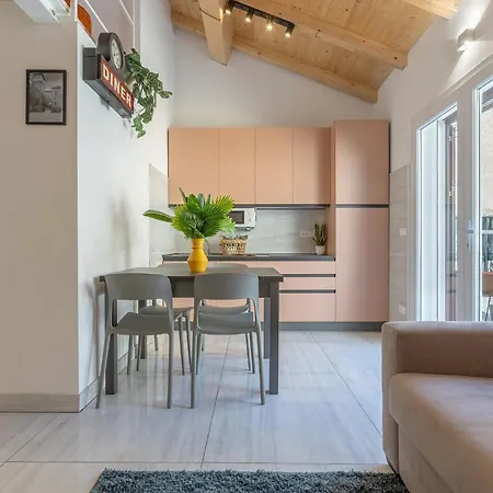 Guesthost - Bright With Patio & Parking Apartment *