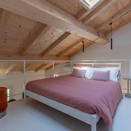 Apartment Guesthost - Bright With Patio & Parking Ferrara