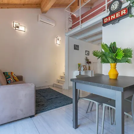 Guesthost - Bright With Patio & Parking Apartment Ferrara