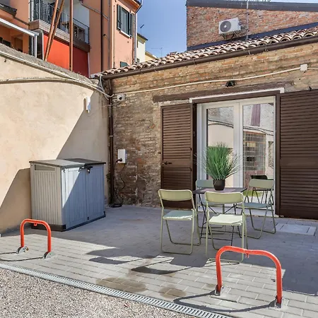 Guesthost - Bright With Patio & Parking * Ferrara