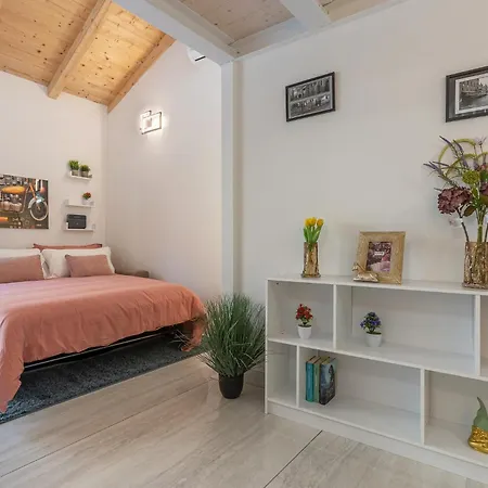 Guesthost - Bright With Patio & Parking Apartment Ferrara