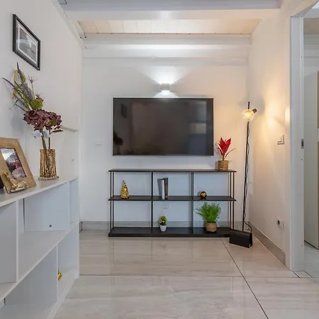 Apartment Guesthost - Bright With Patio & Parking