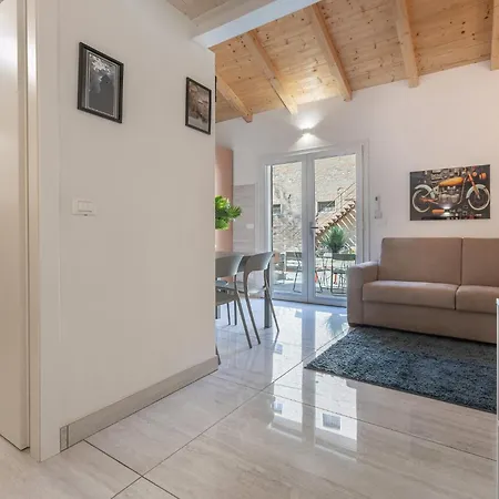 Apartment Guesthost - Bright With Patio & Parking *