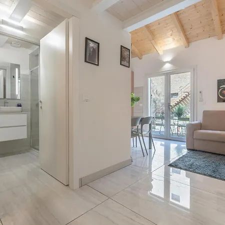 Apartment Guesthost - Bright With Patio & Parking Ferrara
