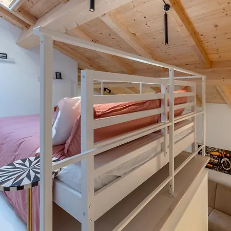 Apartment Guesthost - Bright With Patio & Parking