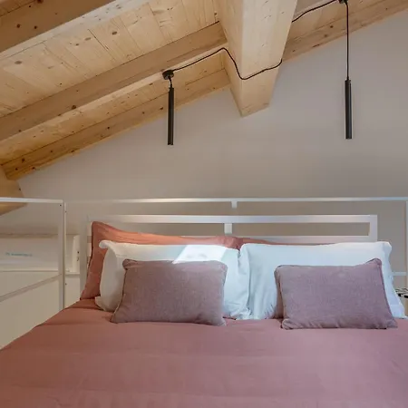 Guesthost - Bright With Patio & Parking Ferrara