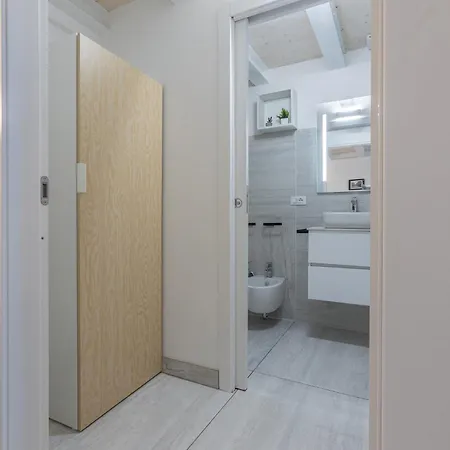 Guesthost - Bright With Patio & Parking Apartment *