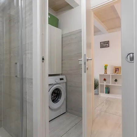 Apartment Guesthost - Bright With Patio & Parking Ferrara
