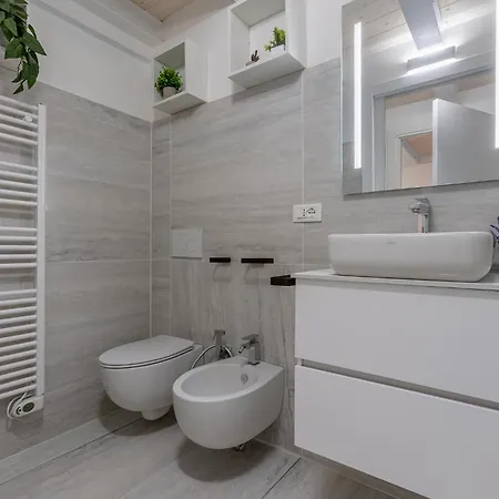 Guesthost - Bright With Patio & Parking Apartment Ferrara