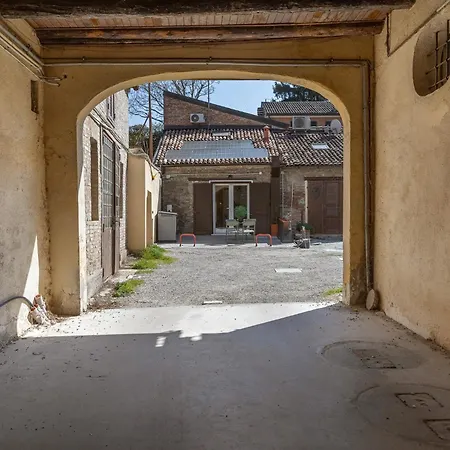 Guesthost - Bright With Patio & Parking Apartment *