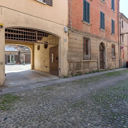 Guesthost - Bright With Patio & Parking Apartment *